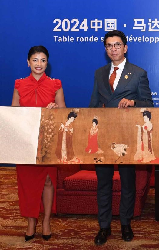 馬達加斯加總統安德里·拉喬利納及夫人獲贈靈境·人民藝術館《簪花仕女圖》仿制畫。人民網記者翁奇羽攝